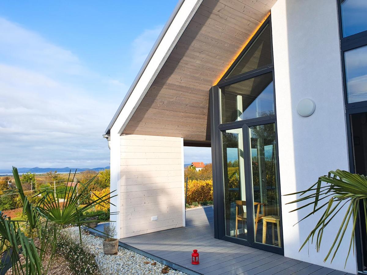 Wine & Space Lodge At Lake Balaton บาลาตอนแลลเล ภายนอก รูปภาพ