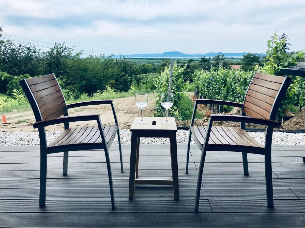 Wine & Space Lodge At Lake Balaton บาลาตอนแลลเล ภายนอก รูปภาพ